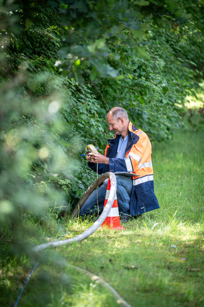 Hlger Karkheck Mann kniet vor Messstelle 1180 Consulaqua