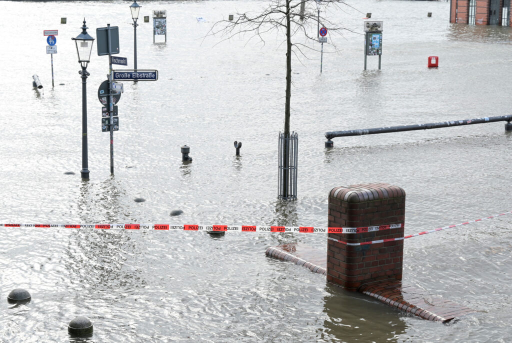 Joerg Boethling Hamburg Wasser Ueberflutung Absperrband 00115 Consulaqua